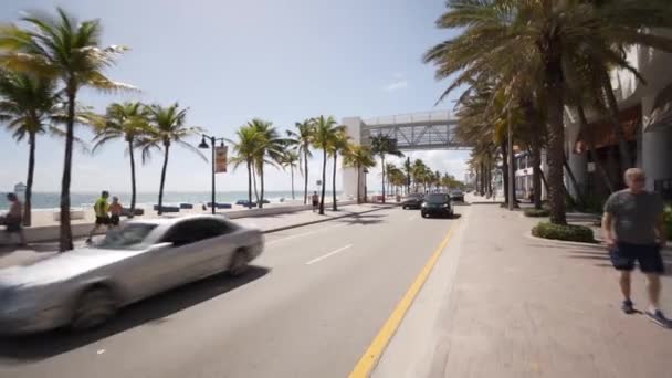 Fort Lauderdale Παραλία Υποχρεωτικό Κλείσιμο Λίγοι Τουρίστες Πόδια Γύρω — Αρχείο Βίντεο
