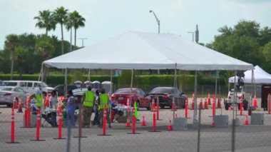 Miami, FL, ABD - 25 Mart 2020: Askeri ve tıbbi personel Miami FL 19 'da Coronavirus Covid için insanları test etmeye hazırlanıyor