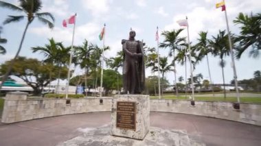 Miami şehir merkezindeki Simon Bolivar Heykeli 'nin yörüngesindeki video 