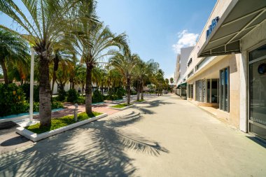 Lincoln Yolu, Coronavirus Covid 19 Miami Beach Florida USA 'nın yayılmasını engellemek için halka kapalı.