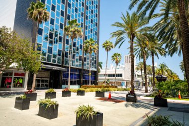 Lincoln Yolu, Coronavirus Covid 19 Miami Beach Florida USA 'nın yayılmasını engellemek için halka kapalı.