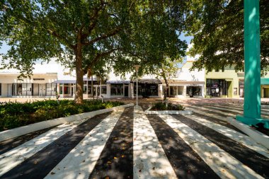 Lincoln Yolu, Coronavirus Covid 19 Miami Beach Florida USA 'nın yayılmasını engellemek için halka kapalı.