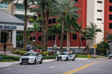 Polis Brickell Miami FL 'i evde kalırken karantinaya aldı.