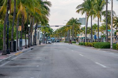 Coronavirus Covid 19 numaralı karantina yüzünden Miami sahilindeki sokaklar bomboş.