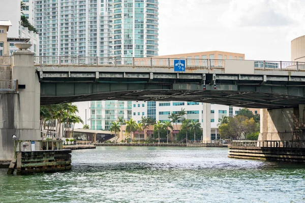 Photo Brickell Bridge Miami River — Stock Photo, Image