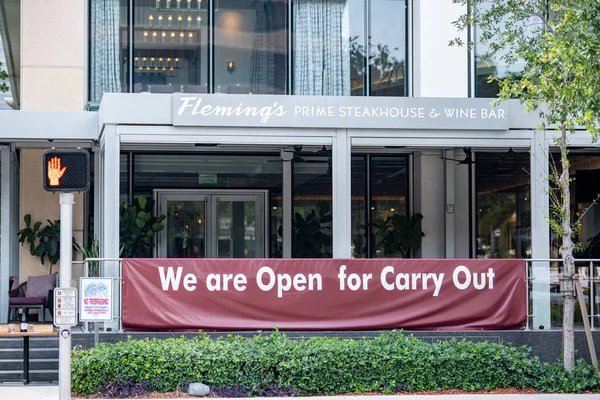 Coronavirus Covid 19 Brickell Miami karantinası süresince restoranların reklamları hala açık. 