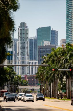 Biscayne Bulvarı 'ndan Miami şehir merkezi manzarası 