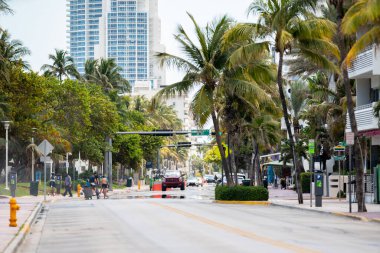 Miami Plajı Okyanus Yolu Coronavirus Covid 19 'un yayılmasını engellemek için zorunlu otel ve bar kilitlenmesi sırasında ıssız.