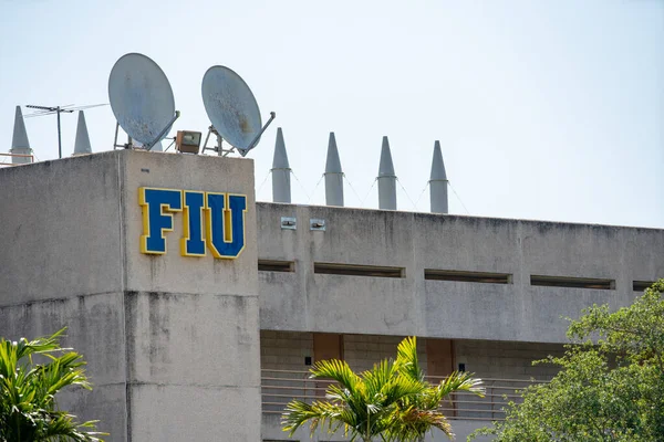 Здание Кампуса Международного Университета Флориды Логотипом — стоковое фото