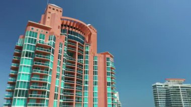 Miami Plajı Portofino Pembe Kulesi yükseliyor.