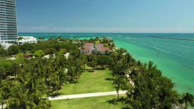 Miami Plajı 'ndaki hava görüntüleri Coronavirus Covid 19 South Pointe Parkı yüzünden kapatıldı.