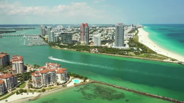 Luchtnadering Miami Beach South Pointe Park Inlaat — Stockvideo