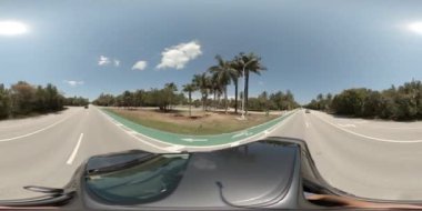 Miami Key Biscayne Crandon Park yolunda 360 araç sürüyor.