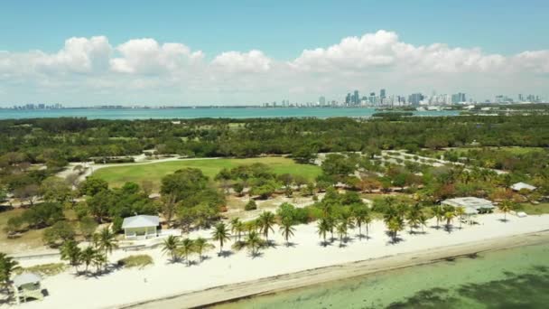 Aerial Pull Out Shot Crandon Beach Key Biscayne Miami — Stock video