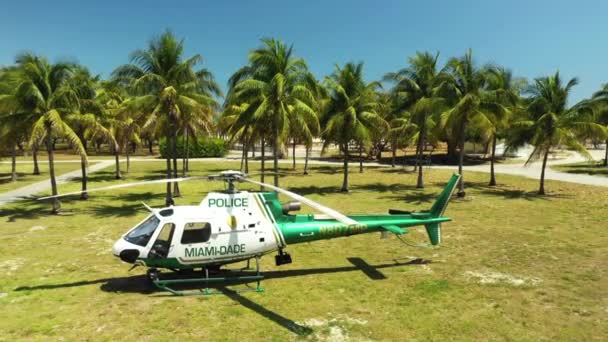 Lanzamiento Aéreo Helicóptero Policía Miami Dade Campo Hierba Palmeras — Vídeos de Stock