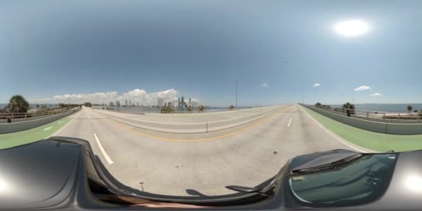 360 Beelden Rijden Rickenbacker Causeway Tijdens Het Afsluiten Van Quarantaine — Stockvideo