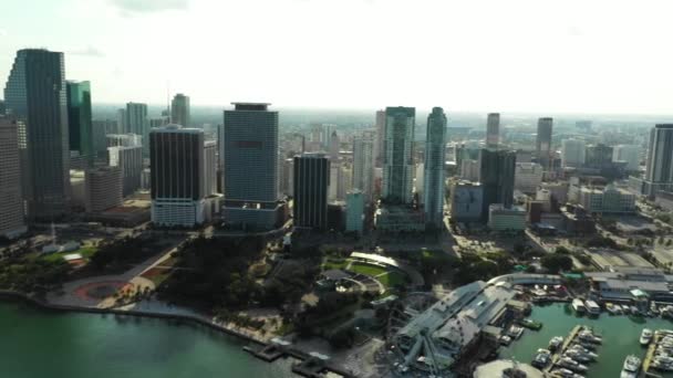 Aerial Panning Tiro Downtown Miami Bayside American Airlines Arena — Vídeo de Stock