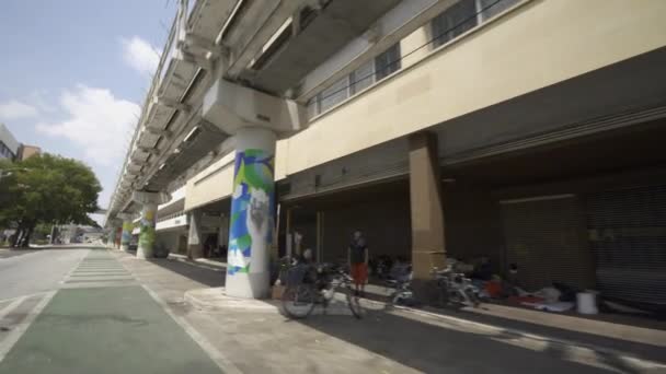 Бездомные Проскальзывают Улицам Майами — стоковое видео