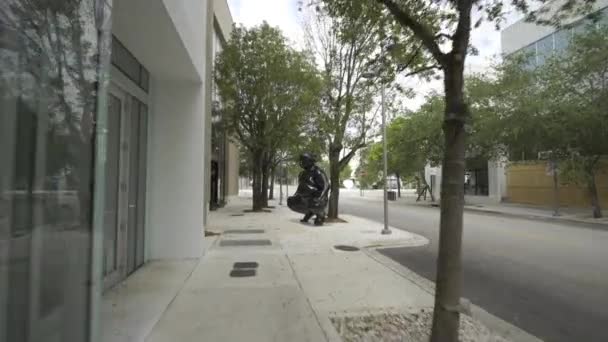Глянцевый Борец Сумо Статуя Общественного Искусства Miami Design District — стоковое видео