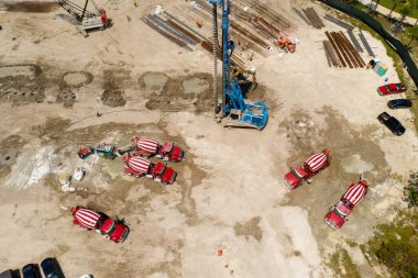 SLS Hallandale Resort şantiye vinçleri ve çimento kamyonları