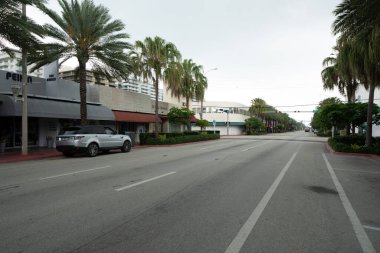 Surfside Miami 'deki dükkanlar Coronavirus Covid 19 salgınının yavaş yayılması için kapatıldı