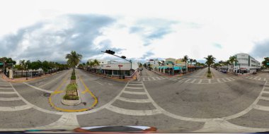 Miami Beach Washington Bulvarı 'ndaki işletmeler Coronavirus Covid' in yayılmasını engellemek için kapandı.