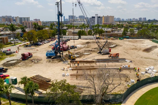 Sls Hallandale Resort Şantiye Vinçleri Çimento Kamyonları — Stok fotoğraf