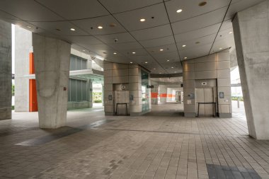 MIA Havaalanı 'ndan modern mimari Miami Otobüs İstasyonu Amtrak Trirail