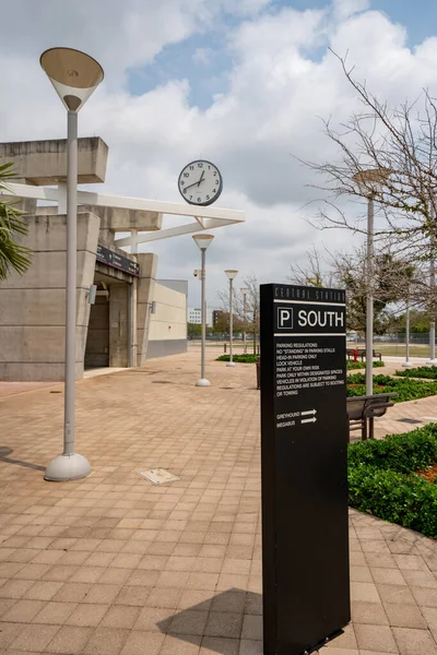 迈阿密国际机场中心附近的现代建筑迈阿密公交车站 — 图库照片