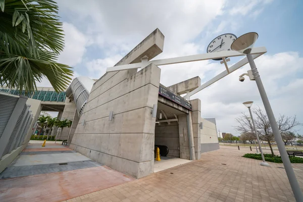 迈阿密国际机场旁的现代建筑迈阿密公交车站 — 图库照片