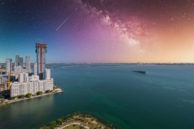 Edgewater üzerinde gerçeküstü gece gökyüzü Miami Biscayne Körfezi