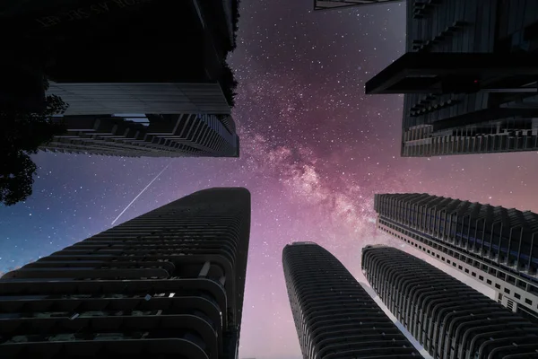 夜に高層ビルが建ち並ぶ天の川 — ストック写真