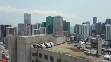  Hava indirme binası şehrin görüntüsünü engelliyor.