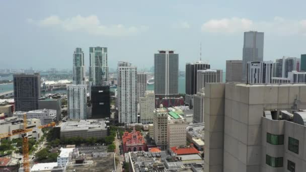 空中上升暴露了海湾边的迈阿密市 — 图库视频影像