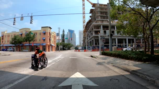 Vagabundo Silla Ruedas Pidiendo Cambio Bajo Puente Downtown Miami — Vídeos de Stock