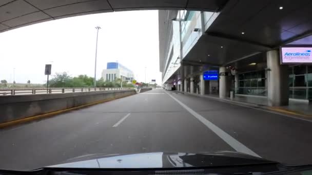 Coronavirus Covid 19大流行病期间在迈阿密国际机场开车离开的镜头 — 图库视频影像