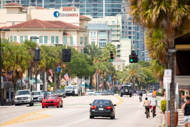 Fort Lauderdale Las Olas Bulvarı 'nda telefonla çekilmiş bir fotoğraf.