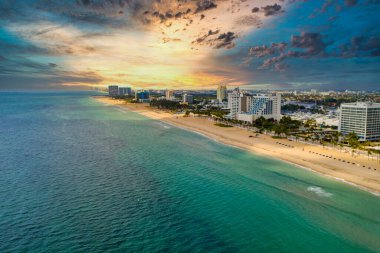 Fort Lauderdale sahilinde dramatik günbatımı