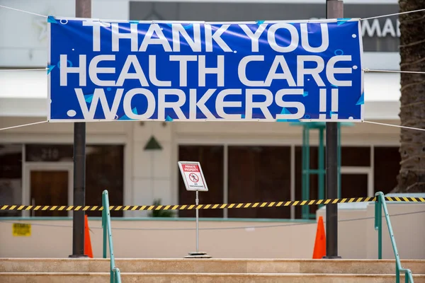 Teşekkürler sağlık çalışanları afişi Fort Lauderdale FL şehir merkezinde.