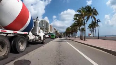 Coronavirus Covid 19 'da Fort Lauderdale Plajı' nda araba kullanmak yasaklandı.