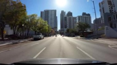 Hükümet yönetimi altındaki Brickell Miami FL gezisi Coronavirus Covid 19 salgınını durdurdu.