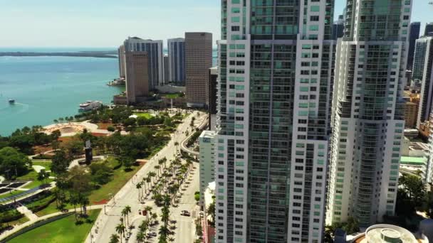 Letecké Boční Video Odhalit Downtown Miami Bayfront Park Pod Vládou — Stock video