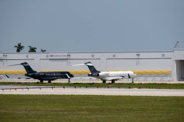 Fort Lauderdale Uluslararası Havaalanı 'nda özel jetler beklemede.
