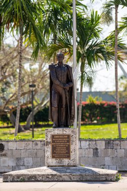 Simon Bolivar heykeli Miami şehir merkezinde bronz anıt