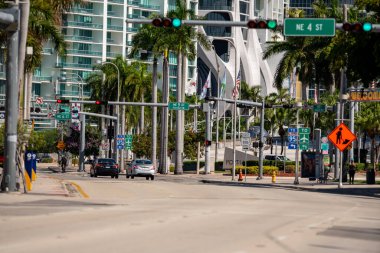 Şehir merkezindeki boş sokaklar. Miami FL telefoto çekimi.