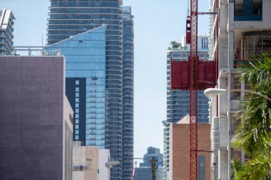 İnşaat halindeki bir binaya bağlı dış inşaat asansörü.