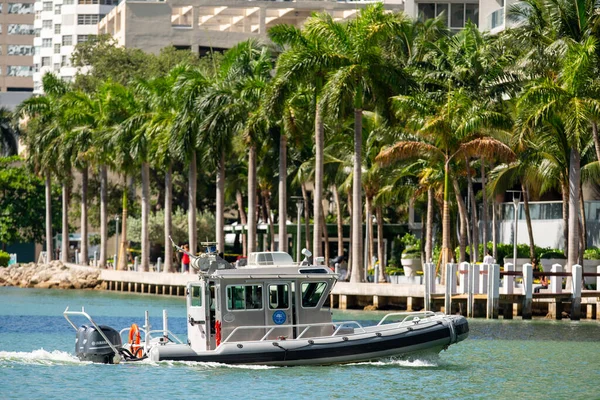 迈阿密市警船在河中 — 图库照片