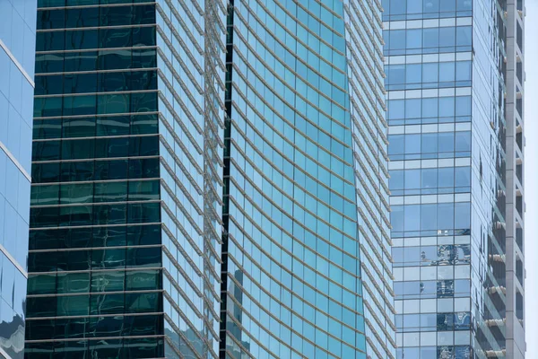 Miami Brickell şehir merkezinde cam bina mimarisi