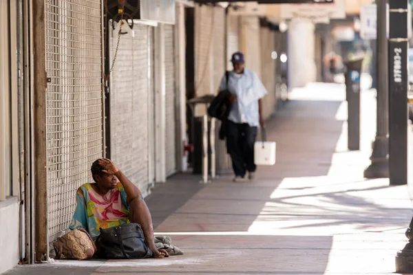 Obdachlose Frau Sitzt Auf Einem Bürgersteig Downtown Miami — Stockfoto