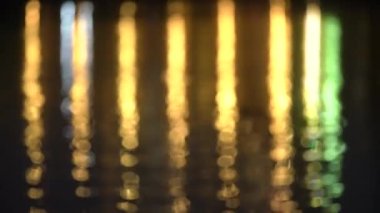 Suda bulanık ışık yansıması